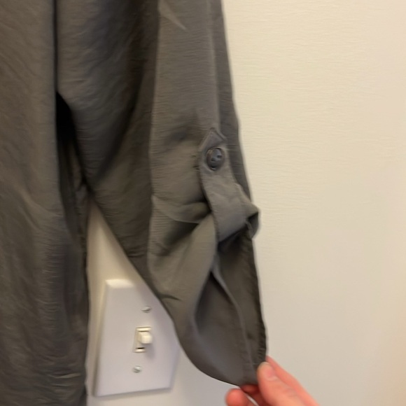 Maurice’s solid gray flowy tunic style shirt Size Medium - Picture 3 of 6